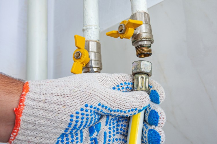 Plumber-fixing-a-Gas-leak